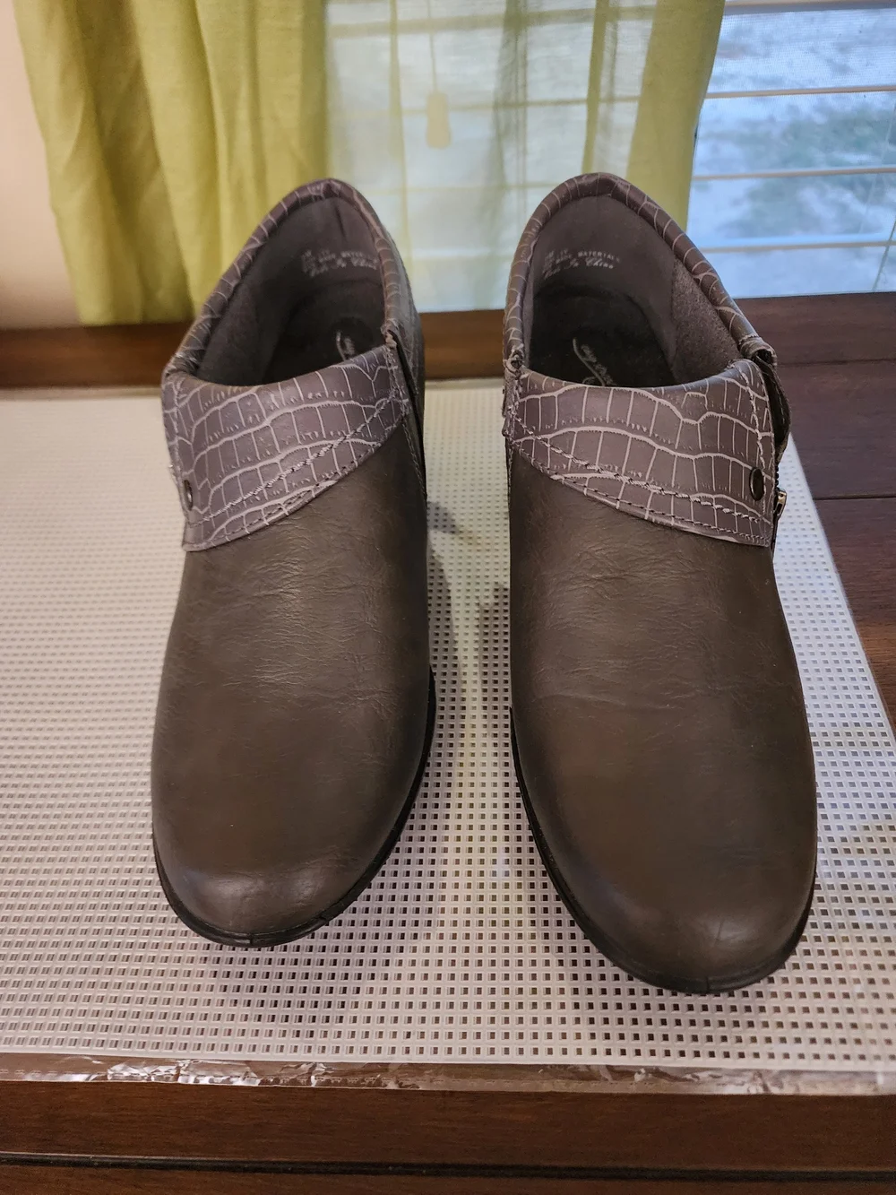 easy street Gray Croc-Trim Side-Zip Low Heel Ankle Booties Sz 9